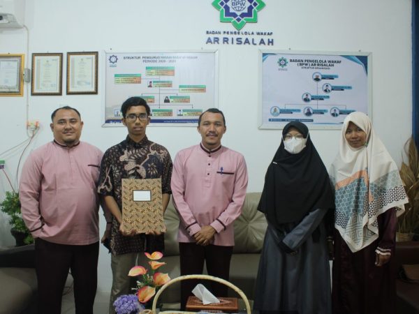 Dua Mahasiswa Berprestasi STEI Ar Risalah Sumatera Barat Raih Beasiswa Wakaf dari BPW Ar Risalah