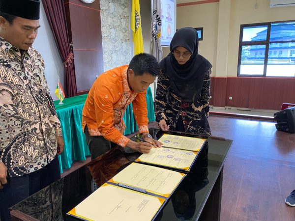 STEI Ar Risalah Sumatera Barat Teken MoU dengan University College of Yayasan Pahang Malaysia