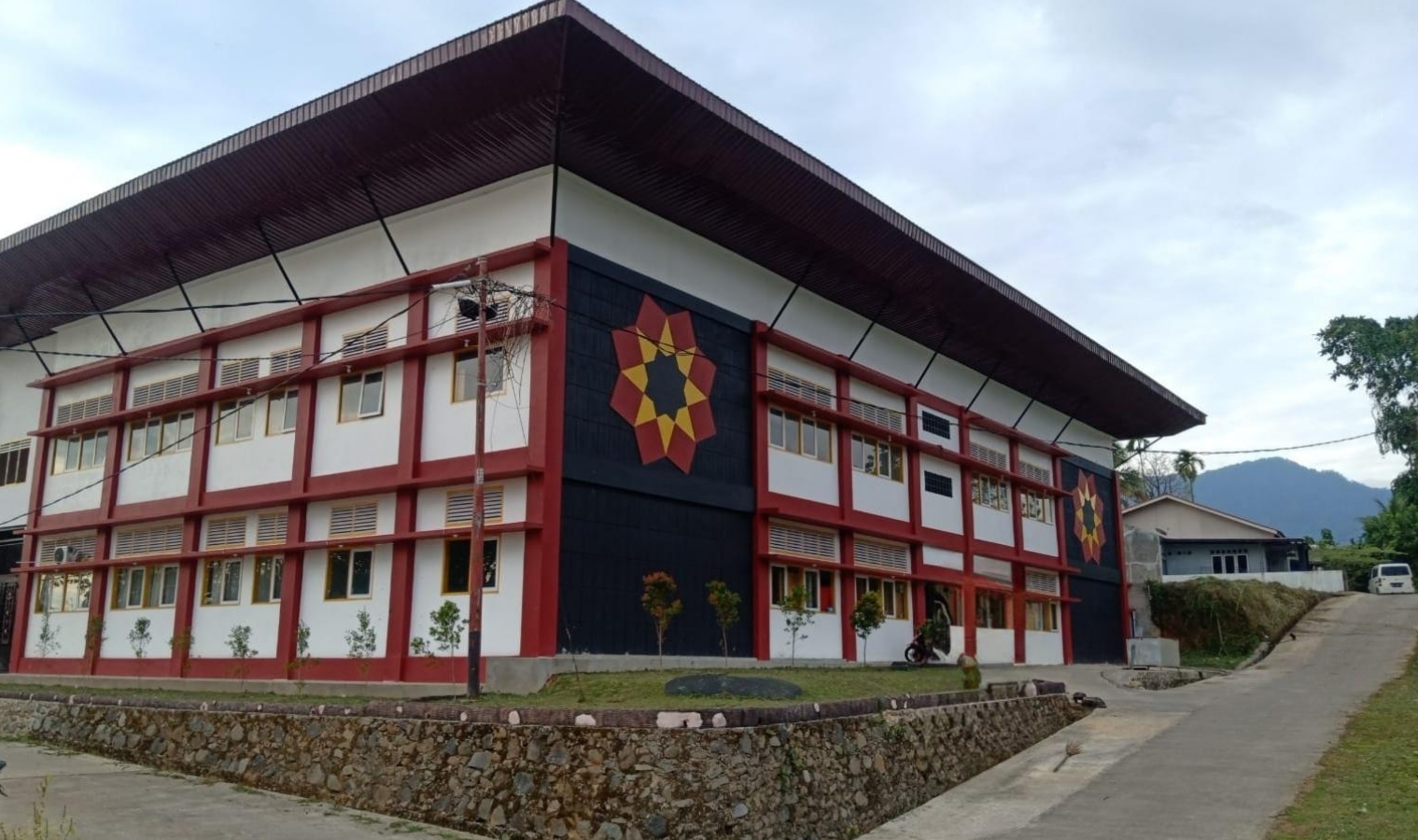 Gedung dari Sisi Lain (1)